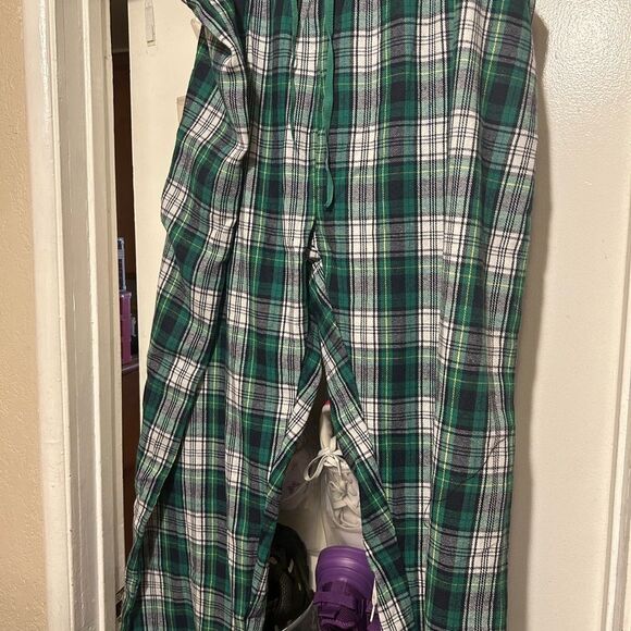 NWOT Green and White Plaid PJ Bottoms - Picture 6 of 7